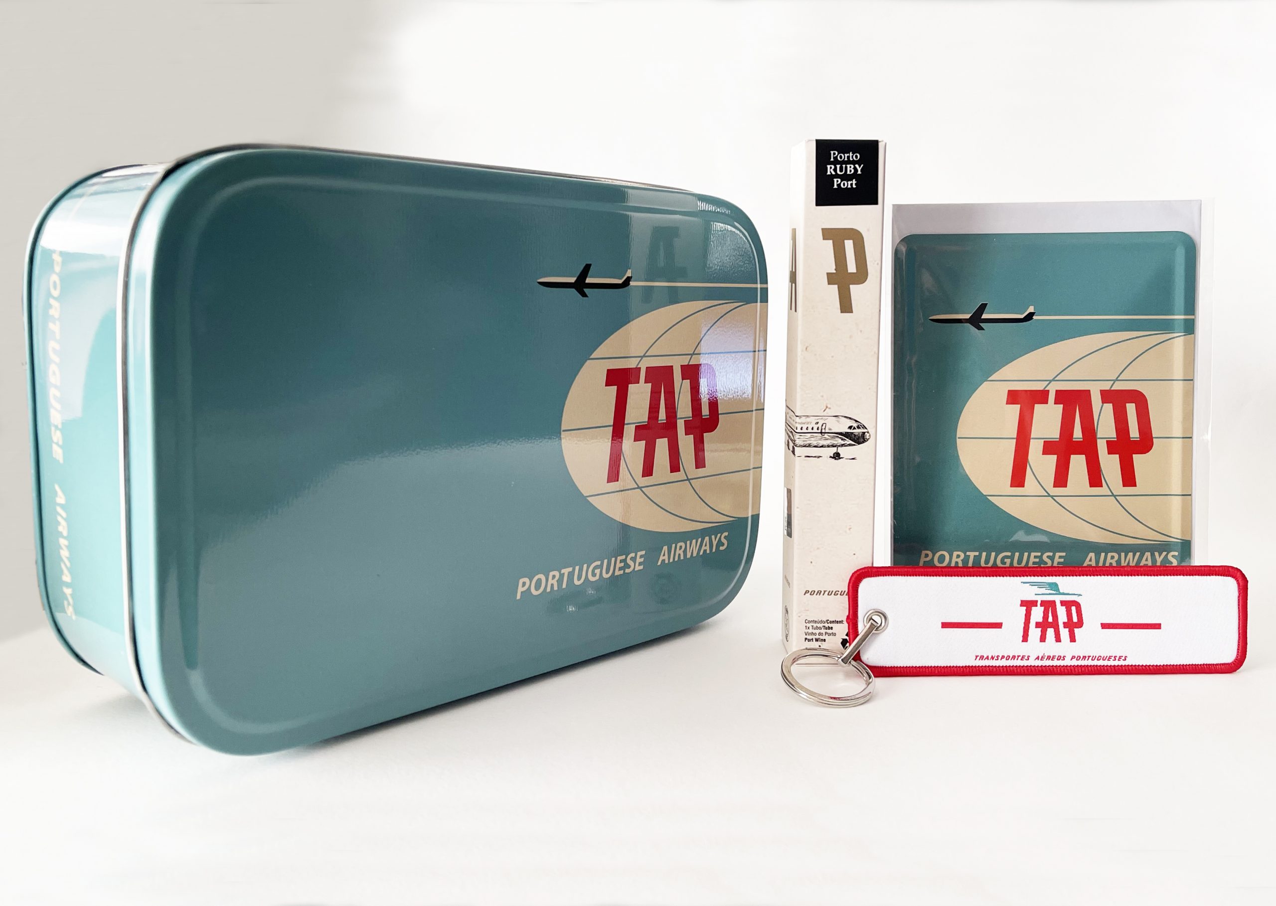 Coffret TAP - Postal, Porta Chaves e Vinho